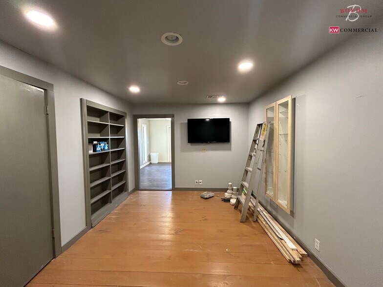 More Photos Of 626 High St, Comfort Storefront For Sale