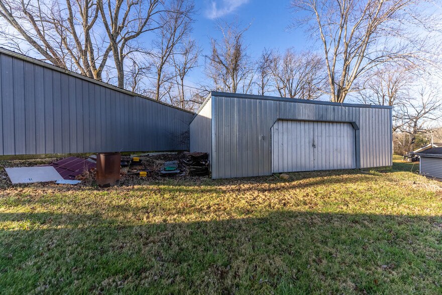 More Photos Of 14597 US-63, Vichy General Retail For Sale