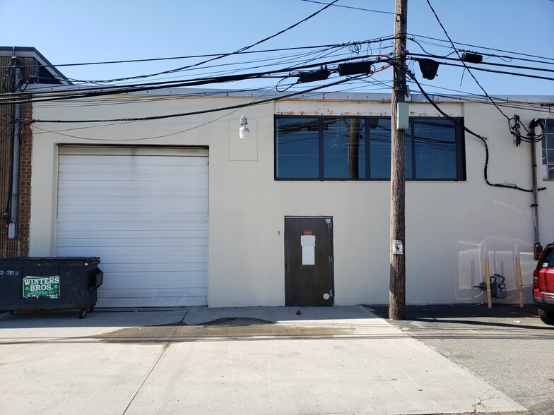 More Photos Of 174-180 Miller Pl, Hicksville Warehouse For Lease