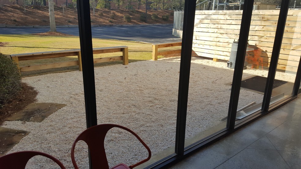 More Photos Of 665 Highway 74 S, Peachtree City Showroom For Lease