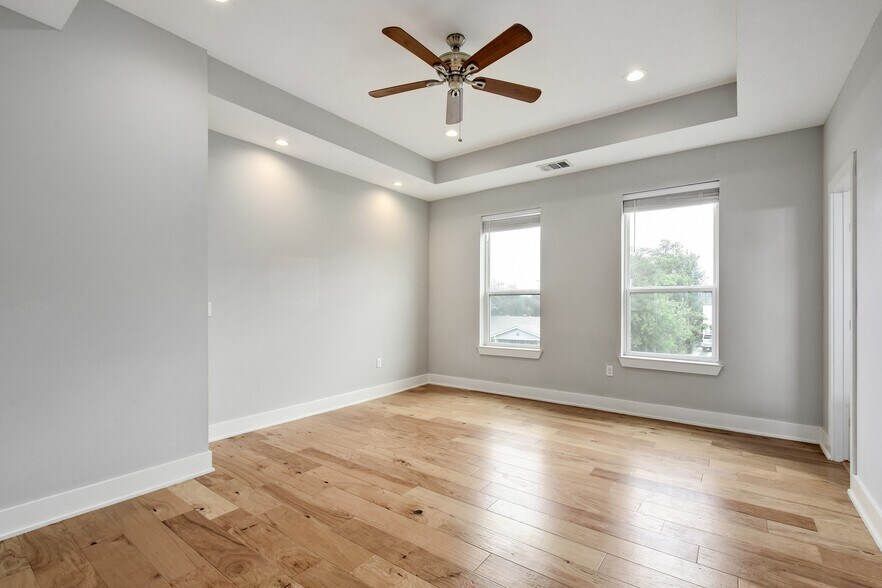 More Photos Of 4005 A/B Clawson Rd, Austin Specialty For Sale