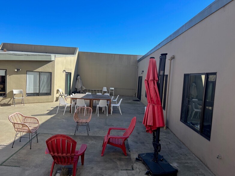 More Photos Of 3260 19th St, San Francisco Showroom For Lease