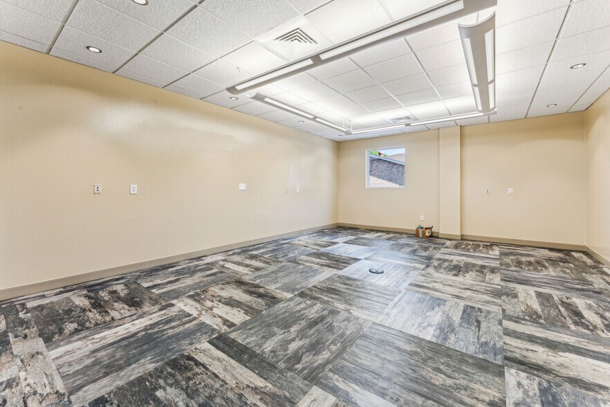 More Photos Of 2105 Northwest Blvd, Newton Office For Sale