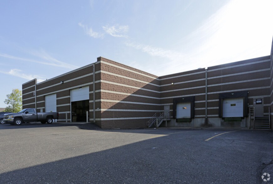 More Photos Of 8451-8479 Xerxes Ave N, Brooklyn Park Showroom For Lease
