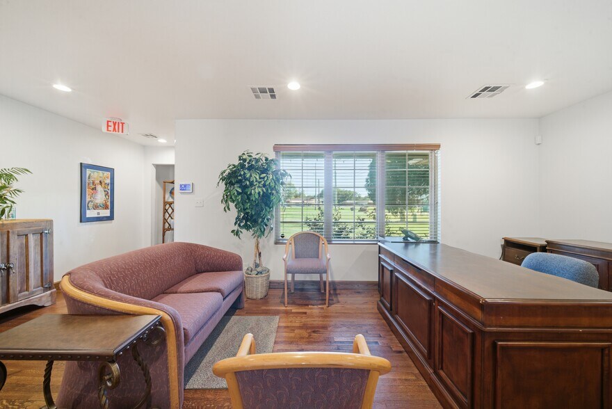 More Photos Of 601 S Cherokee St, Catoosa Office For Sale