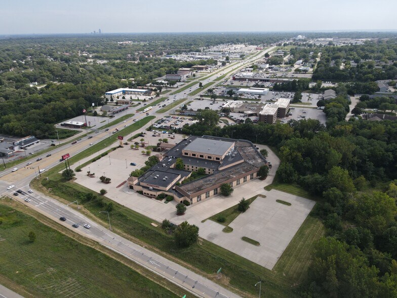 More Photos Of 5000 Merle Hay Rd, Des Moines Hotel For Sale