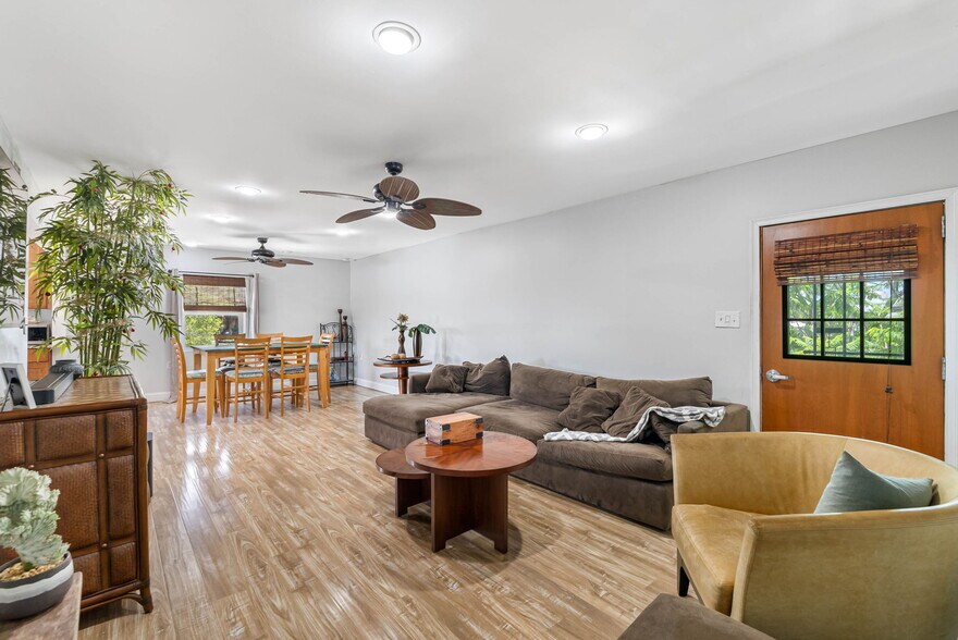 More Photos Of 2447 5th Ave S, Saint Petersburg Service For Lease
