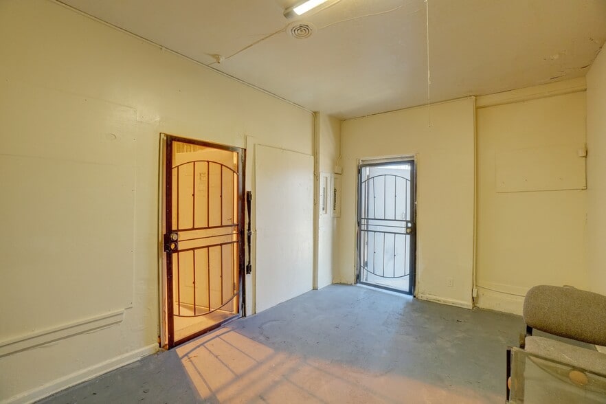 More Photos Of 10301 Whittier Ave, Detroit Auto Repair For Sale