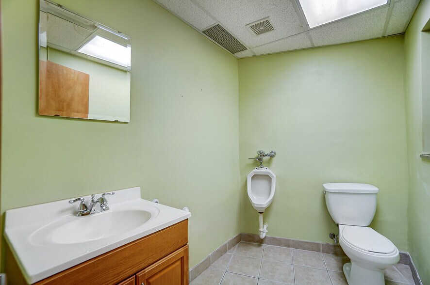 More Photos Of 3925-3927 Brotherton Rd, Cincinnati Office For Sale