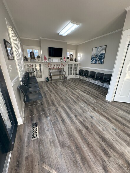 More Photos Of 400 Bexar Ave W, Hamilton Office For Sale