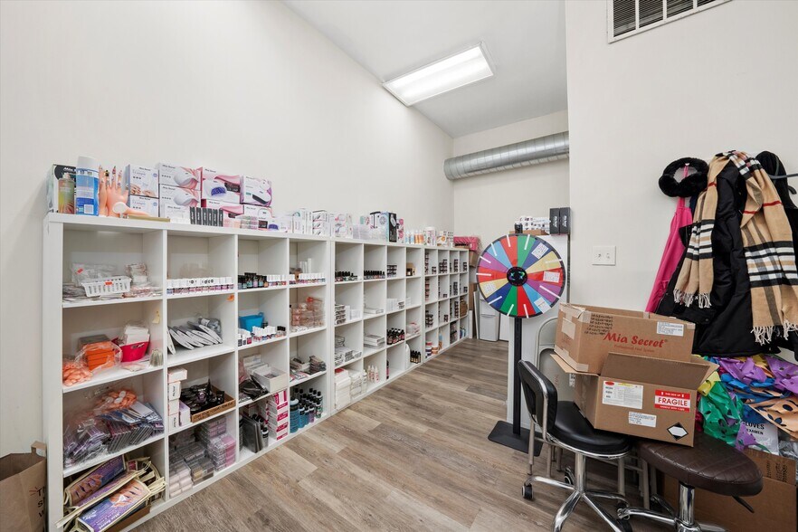 More Photos Of 1056 N Ashland Ave, Chicago Storefront Retail Residential For Lease