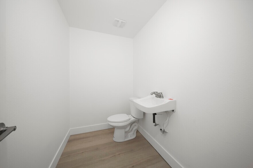 More Photos Of 84 Desert Shores Dr, Thermal Storefront Retail Office For Sale