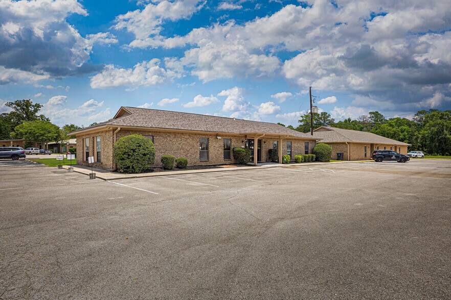 More Photos Of 105 Commercial Cir, Conroe Medical For Sale