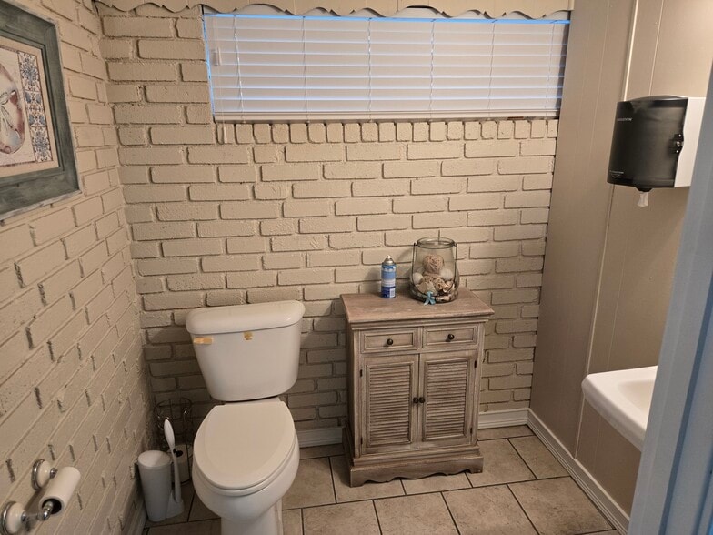 More Photos Of 1813 N Harrison St, Shawnee Flex For Lease