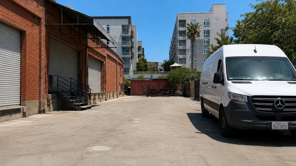 More Photos Of 3334 S La Cienega Pl, Los Angeles Warehouse For Lease