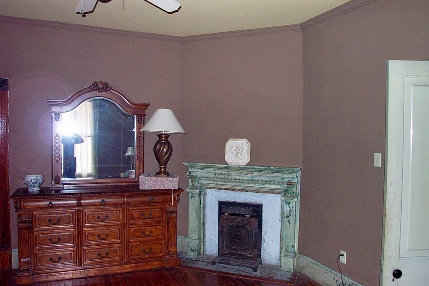 More Photos Of 27 Sycamore St, Jefferson Specialty For Lease