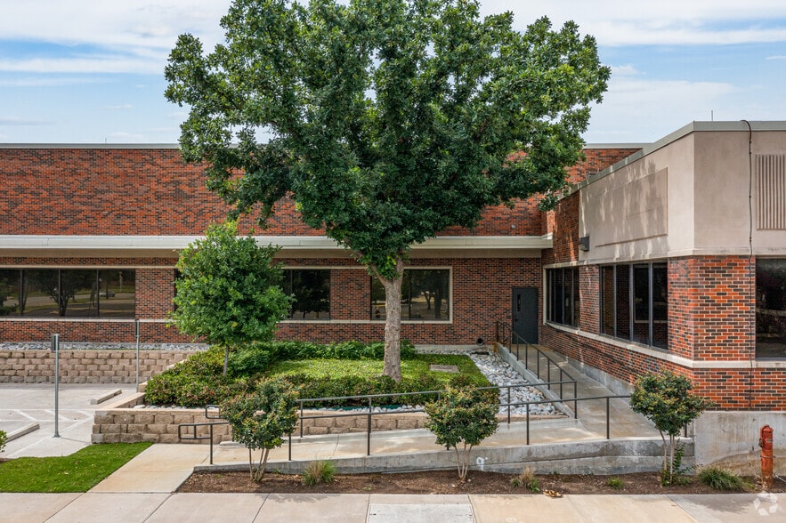 More Photos Of 8600 Harry Hines Blvd, Dallas Office For Lease