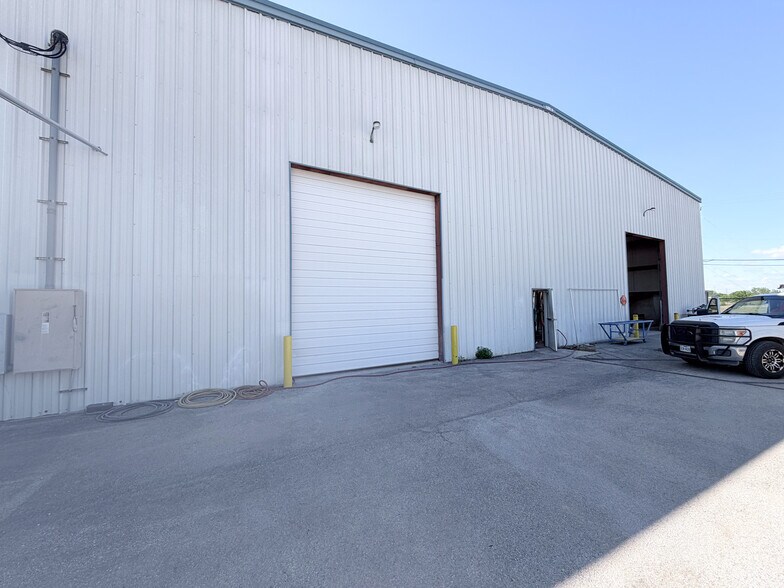 More Photos Of 18740 Goll St, San Antonio Warehouse For Lease