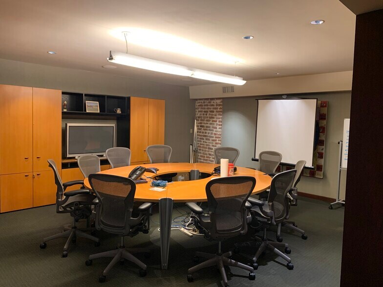 More Photos Of 829-839 St Charles Ave, New Orleans Office For Sale