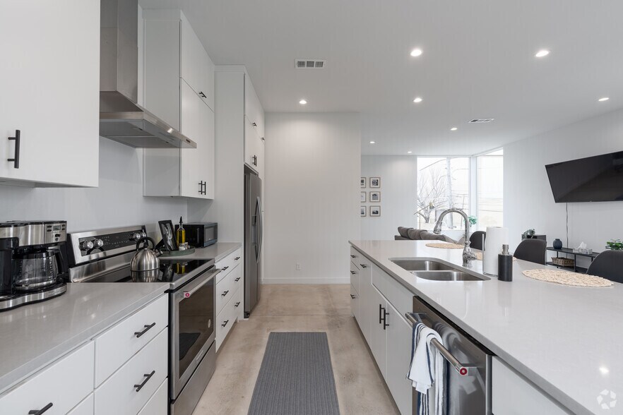 More Photos Of 707 W Commerce St, Dallas Apartments For Sale