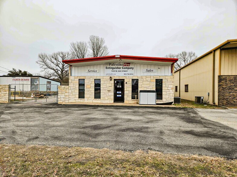 More Photos Of 5424 W Oak St, Palestine Showroom For Lease