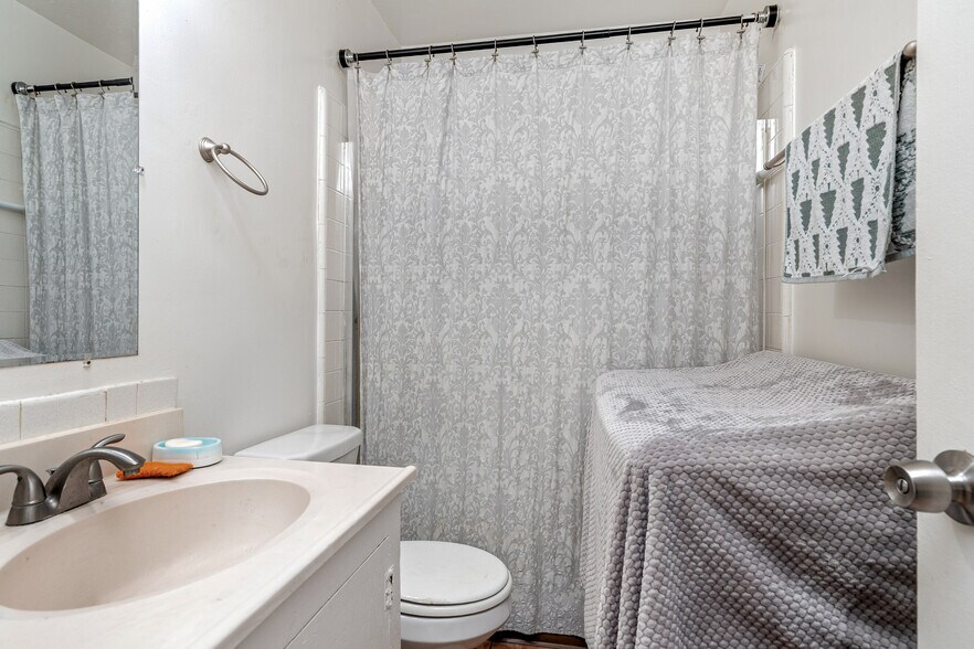 More Photos Of 13631 Vanowen St, Van Nuys Apartments For Sale