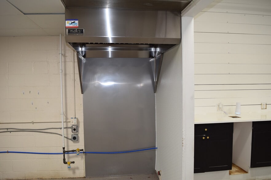 More Photos Of 719 N 6th St, Kansas City Auto Repair For Lease