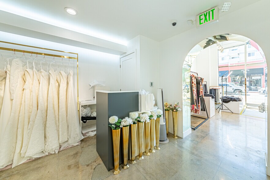 More Photos Of 330 N Western Ave, Los Angeles Storefront Retail Office For Lease