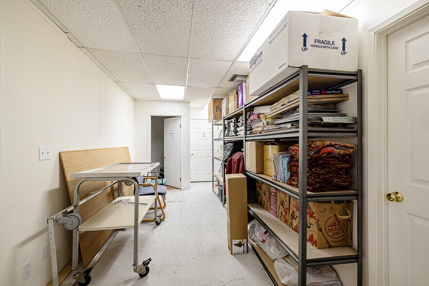 More Photos Of 26055 Bouquet Canyon Rd, Santa Clarita Veterinarian Kennel For Sale