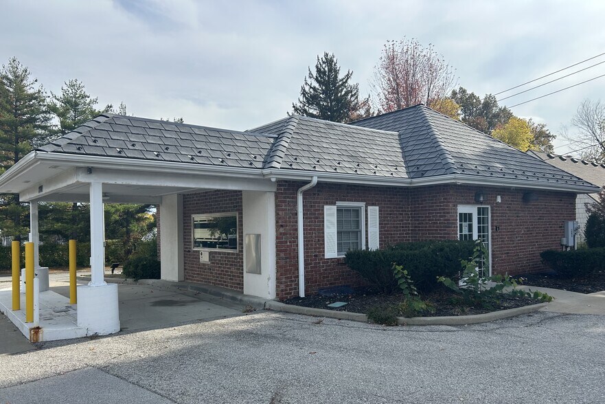 More Photos Of 2701 Shawnee Mission Pky, Fairway Bank For Lease