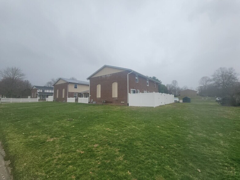 More Photos Of 744 Kingwood Dr NE, Bolivar Apartments For Sale