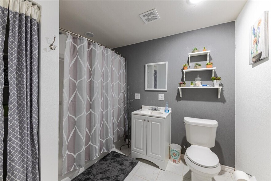 More Photos Of 1817 S Morgan St, Granbury Auto Dealership For Sale