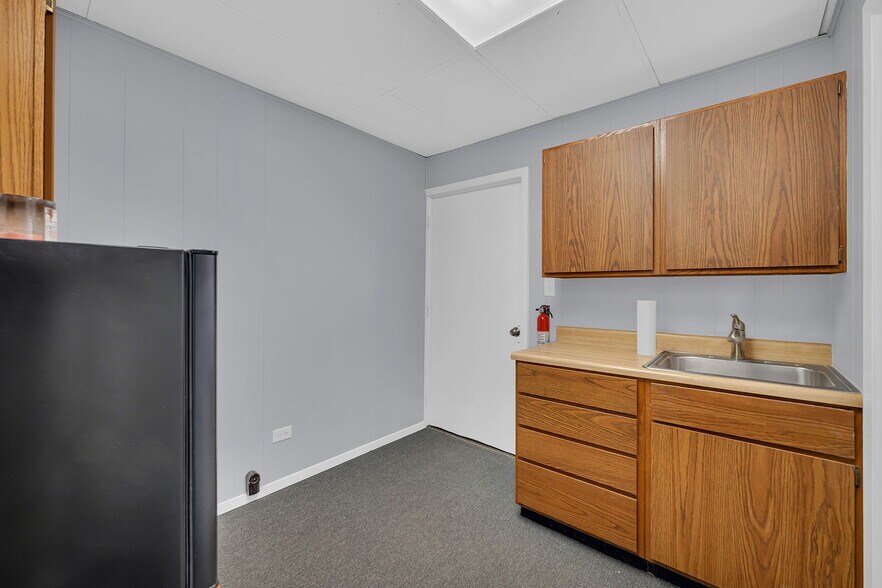 More Photos Of 3S340 Rockwell St, Warrenville Manufacturing For Lease