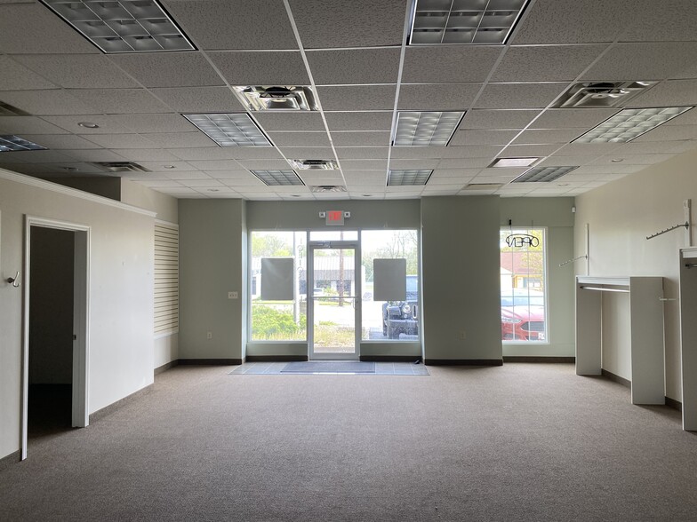 More Photos Of 114 E Aurora Rd, Northfield Freestanding For Sale