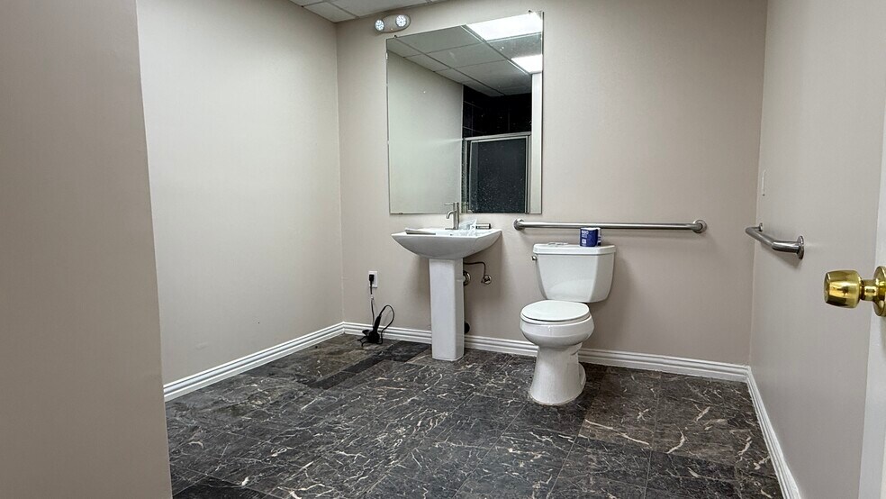 More Photos Of 5901 Schumacher Ln, Houston Office Residential For Lease