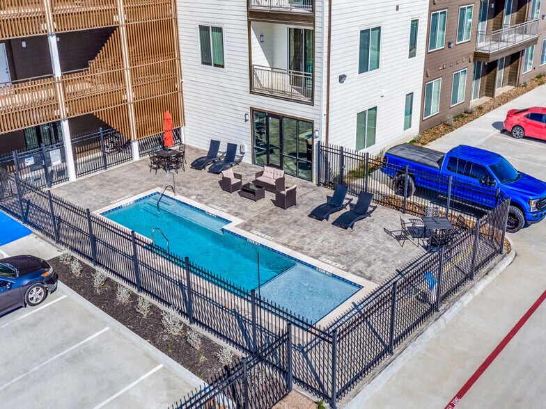More Photos Of 1100 Us-90 Hwy W, Sealy Apartments For Sale