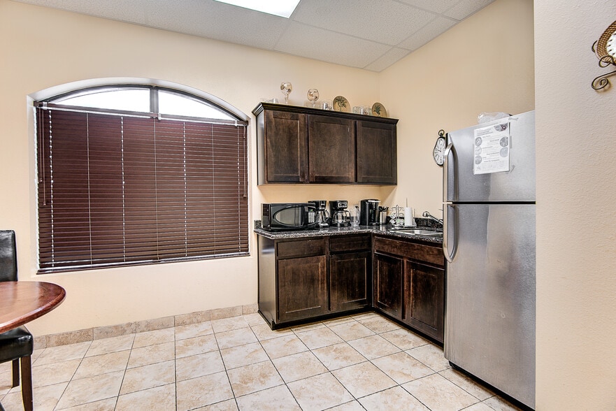 More Photos Of 720 W Nathan Lowe Rd, Arlington Medical For Sale