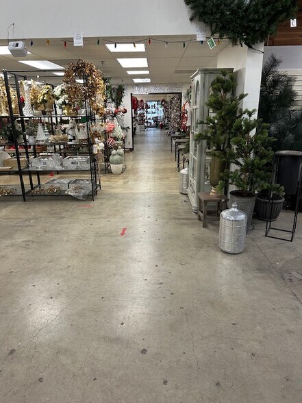 More Photos Of 77 Duesenberg Dr, Thousand Oaks Warehouse For Lease