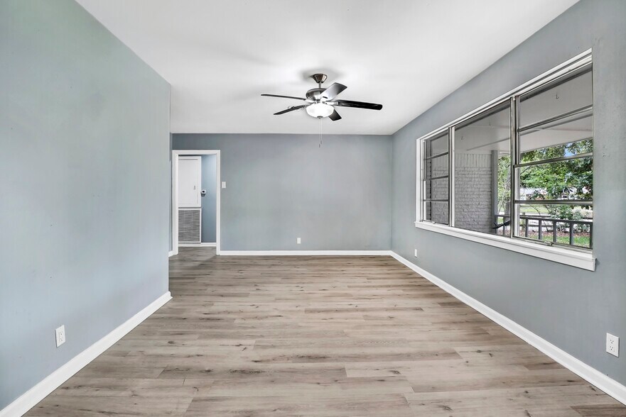 More Photos Of 5722 W 43rd St, Houston Specialty For Sale