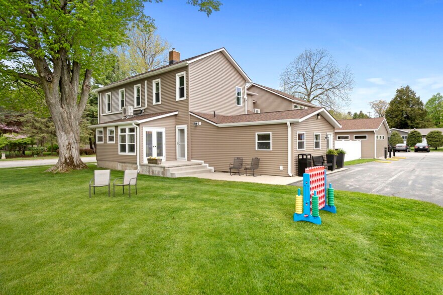 More Photos Of 612 N Lakeshore Dr, Ludington Hotel For Sale