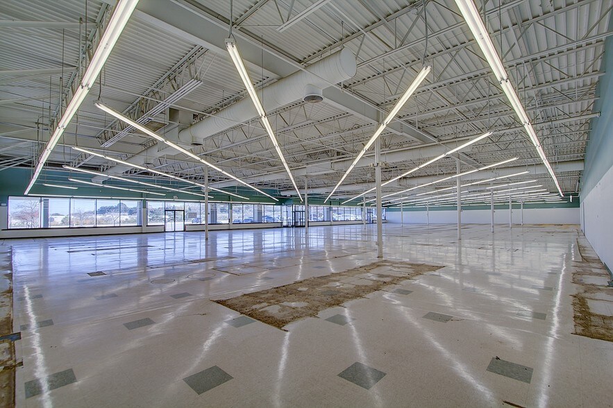 More Photos Of 8615-8665 W Brown Deer Rd, Milwaukee General Retail For Lease