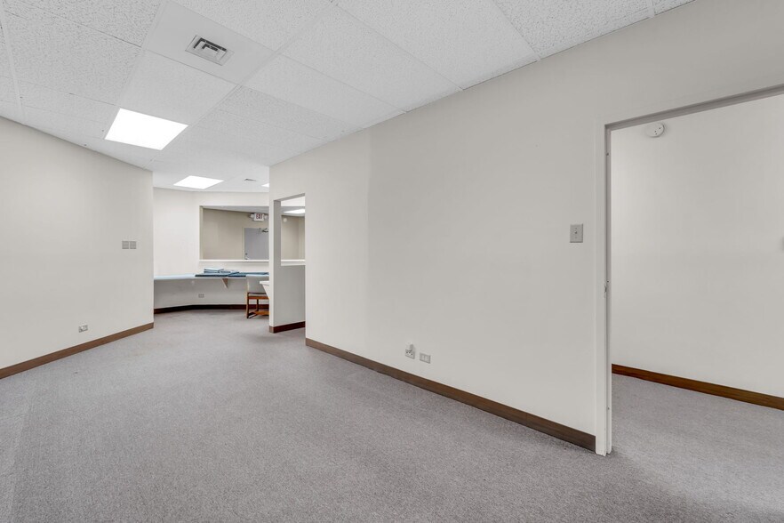 More Photos Of 391 Quadrangle Dr, Bolingbrook Office For Sale