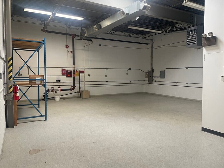 More Photos Of 1490 Bernard Dr, Addison Warehouse For Lease