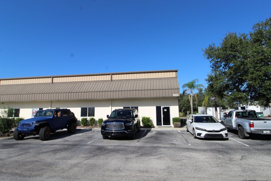 More Photos Of 3230 E 59th Dr, Bradenton Distribution For Lease