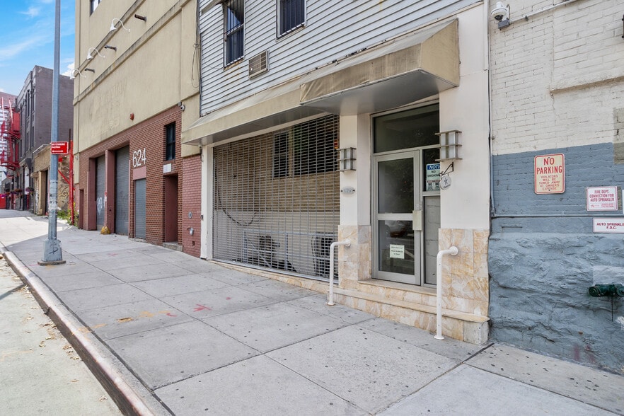 More Photos Of 630 W 52nd St, New York Apartments For Lease