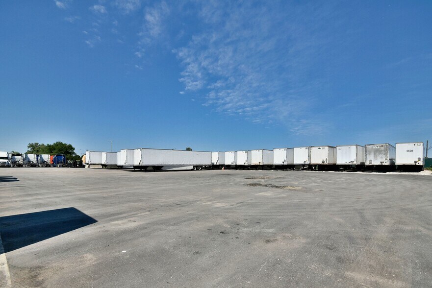 More Photos Of 6363 W 73rd St, Bedford Park Manufacturing For Lease