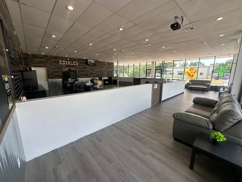 More Photos Of 6530-6534 NW 36th St, Bethany Storefront Retail Office For Lease