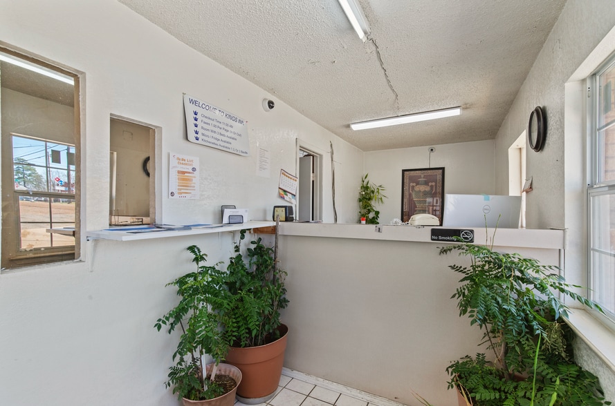 More Photos Of 1907 Lamar Ave, Paris Hotel For Sale