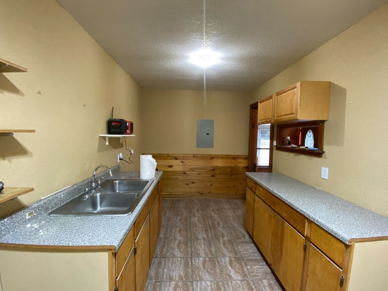 More Photos Of 8491 US Highway 281 N, Spring Branch Showroom For Lease