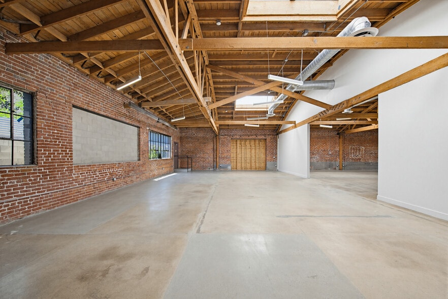 More Photos Of 2210 W Temple St, Los Angeles Showroom For Sale